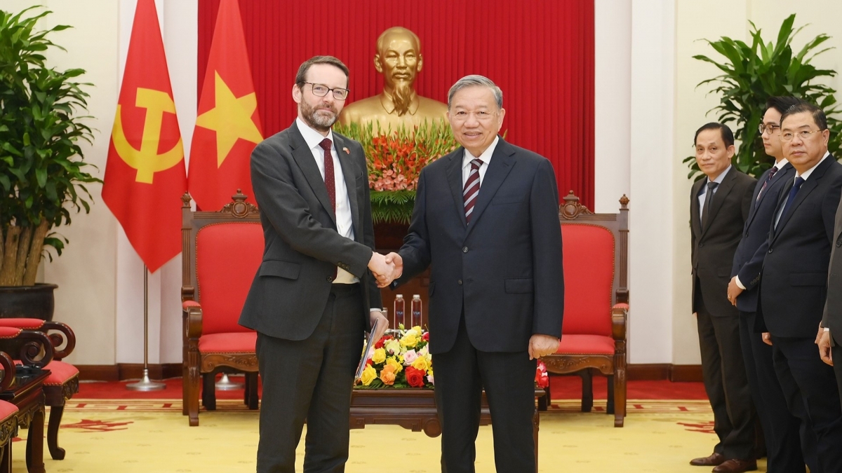 Tổng Bí thư Tô Lâm tiếp Đại sứ Liên hiệp Vương quốc Anh tại Việt Nam Iain Frew (Ảnh: Báo Nhân Dân).