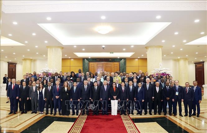 Tổng Bí thư Tô Lâm chụp ảnh chung với Trưởng đoàn các nước tham dự Lễ mở ký Công ước Hà Nội. (Ảnh: Thống Nhất/TTXVN)
