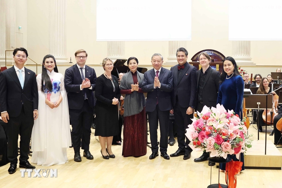 Tối 21/10, Tổng Bí thư Tô Lâm và Phu nhân cùng đoàn đại biểu cấp cao Việt Nam dự Chương trình hòa nhạc đặc biệt do Đại sứ quán Việt Nam tại Phần Lan và Thành phố Helsinki phối hợp tổ chức. (Ảnh: TTXVN)