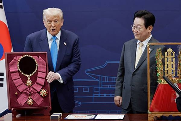 Tổng thống Hàn Quốc Lee Jae Myung tặng vương miện vàng Đại Huân chương hoa Mugung cho Tổng thống Mỹ Donald Trump. Ảnh: Yonhap News