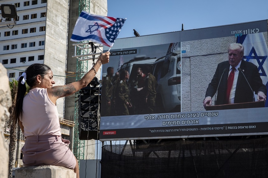 Người dân vẫy cờ khi xem Tổng thống Mỹ Donald Trump phát biểu tại Quốc hội Israel qua màn hình khổng lồ tại Quảng trường Hostages ở Tel Aviv, Israel. Ảnh: Getty