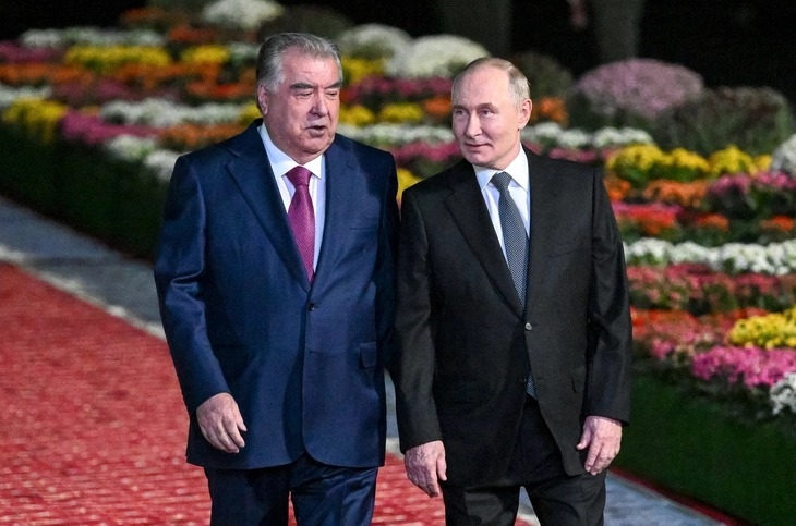 Tổng thống Nga Vladimir Putin (phải) cùng người đồng cấp Tajikistan Emomali Rakhmon đi bộ tại sân bay Dushanbe ngày 8/10 - Ảnh: AFP
