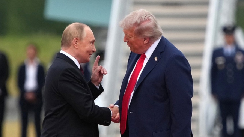 Tổng thống Nga Vladimir Putin gặp Tổng thống Mỹ Donald Trump tại Alaska. Ảnh Getty