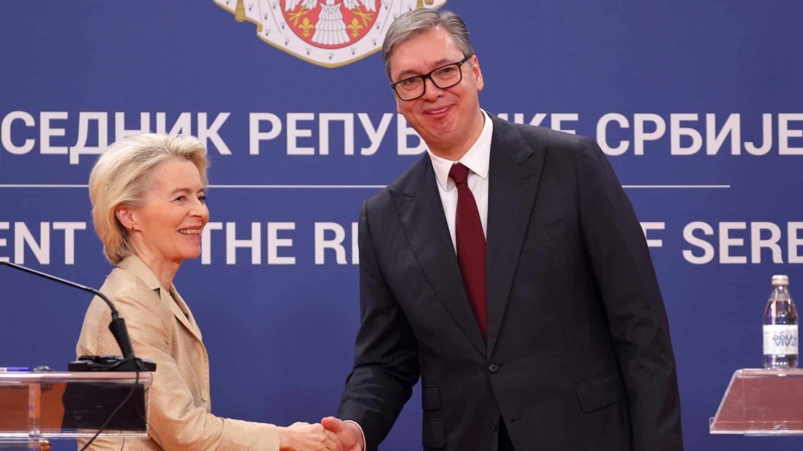 Tổng thống Serbia Aleksandar Vucic (bên trái) và Chủ tịch Ủy ban Châu Âu Ursula Von der Leyen (bên phải) tại Belgrade, ngày 15/10. (Ảnh: EPA)
