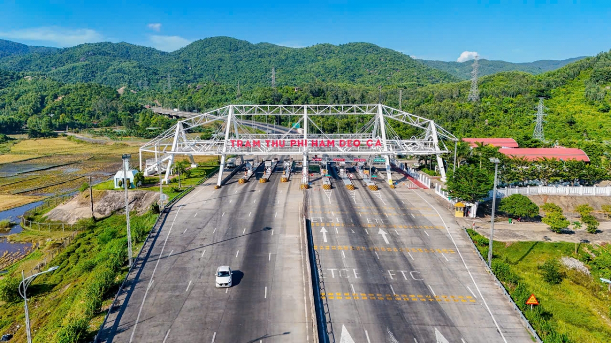 Miễn phí đường bộ cho tất cả các đoàn xe cứu trợ bão lũ khi đi qua các trạm thu phí do Đèo Cả quản lý vận hành kể từ 8/10.