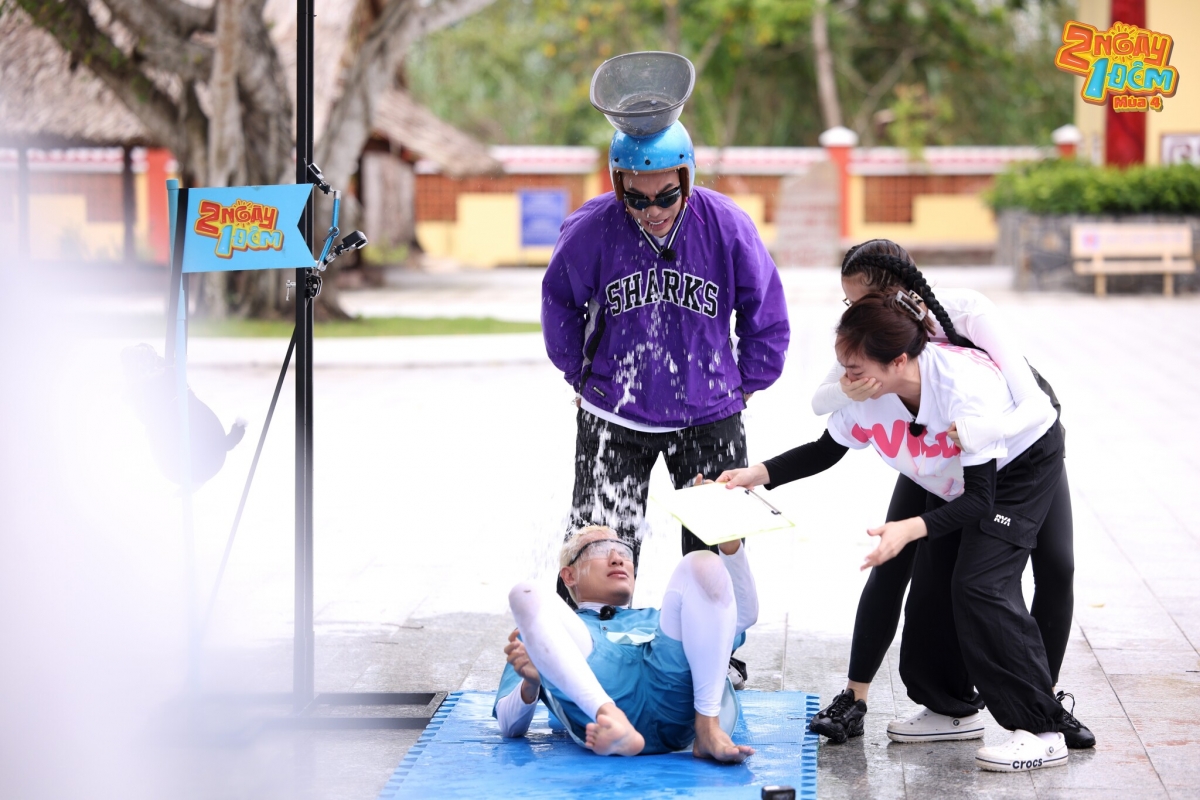 Trên đầu Lê Dương Bảo Lâm đội thao nước lớn, mỗi lần cúi xuống để xem đáp án là cả thao nước dội thẳng xuống Kiều Minh Tuấn