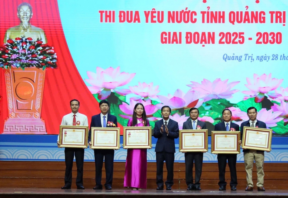 Ông Nguyễn Văn Phương, Bí thư Tỉnh ủy Quảng Trị trao Huân chương Lao động hạng Nhì tặng các tập thể, cá nhân có thành tích xuất sắc trong công tác, góp phần vào sự nghiệp xây dựng Chủ nghĩa xã hội và bảo vệ Tổ quốc