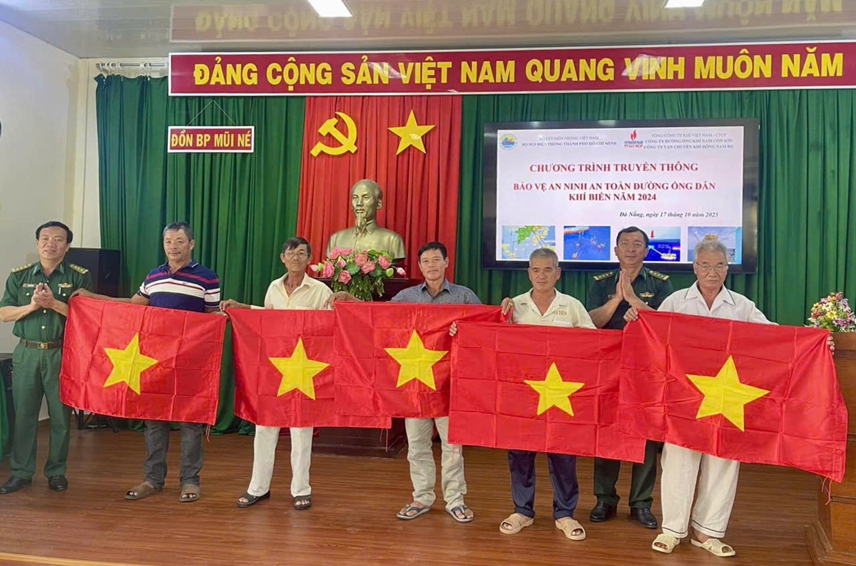 Trao tặng quà, cờ Tổ quốc cho ngư dân tiêu biểu. (Ảnh: T.T)