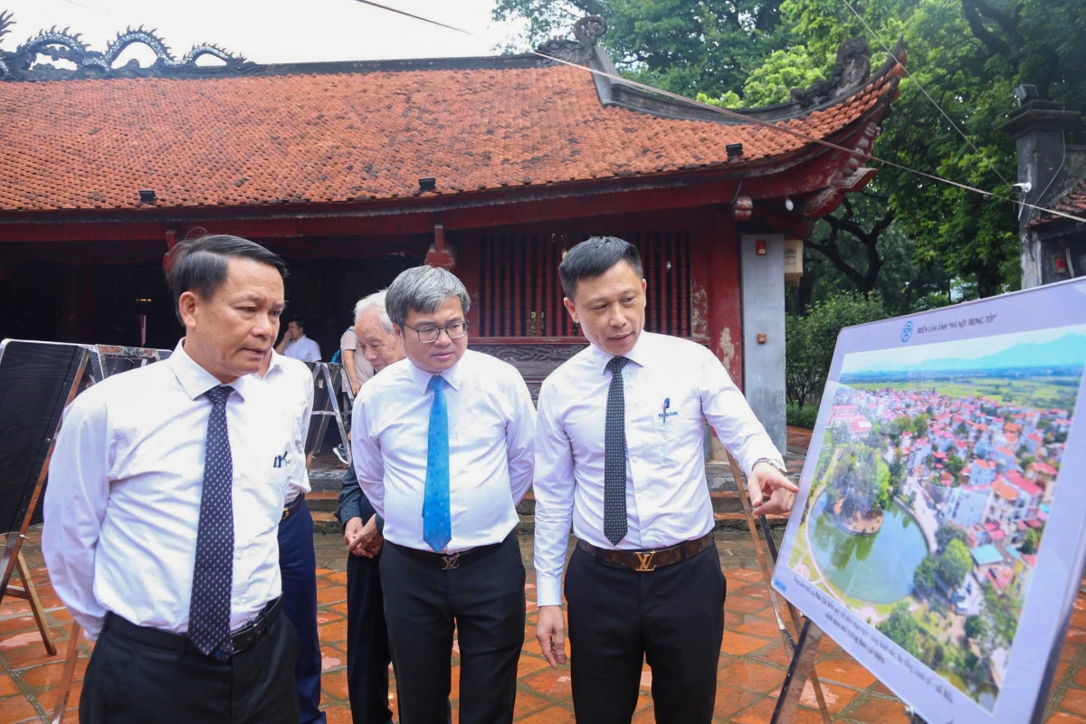 Tham dự lễ khai mạc có Phó Chủ tịch Thường trực Hội Nhà báo Việt Nam Nguyễn Đức Lợi, Phó Chủ tịch UBND TP Hà Nội Trương Việt Dũng, cùng đại diện Ban Tuyên giáo T.Ư, Sở VH&amp;TT, Hội Nhà báo TP Hà Nội và đông đảo nghệ sĩ, phóng viên, thành viên CLB Nhiếp ảnh Người cao tuổi Hà Nội.