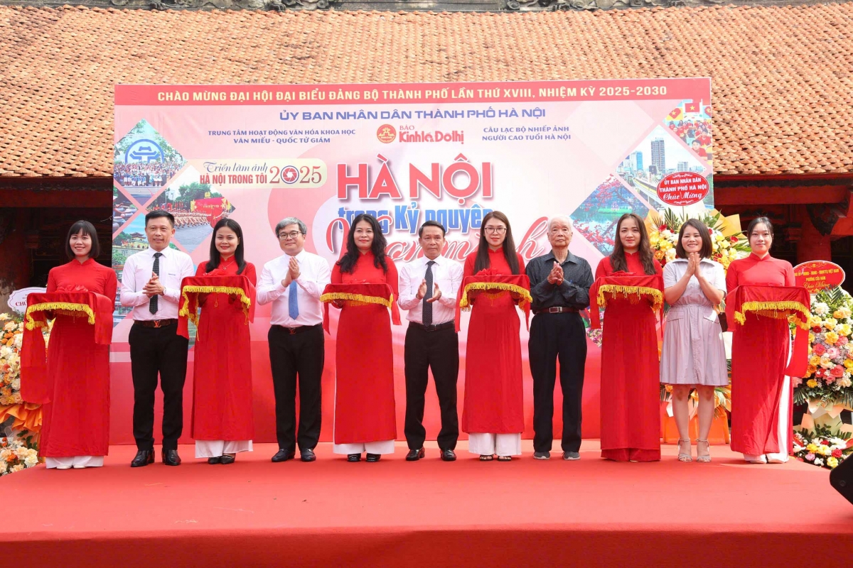 Sáng 8/10, tại Khu di tích Quốc gia đặc biệt Văn Miếu – Quốc Tử Giám, khai mạc Triển lãm ảnh “Hà Nội trong tôi” lần thứ 20 với chủ đề “Hà Nội trong Kỷ nguyên vươn mình”, do Báo Kinh tế &amp; Đô thị phối hợp tổ chức.