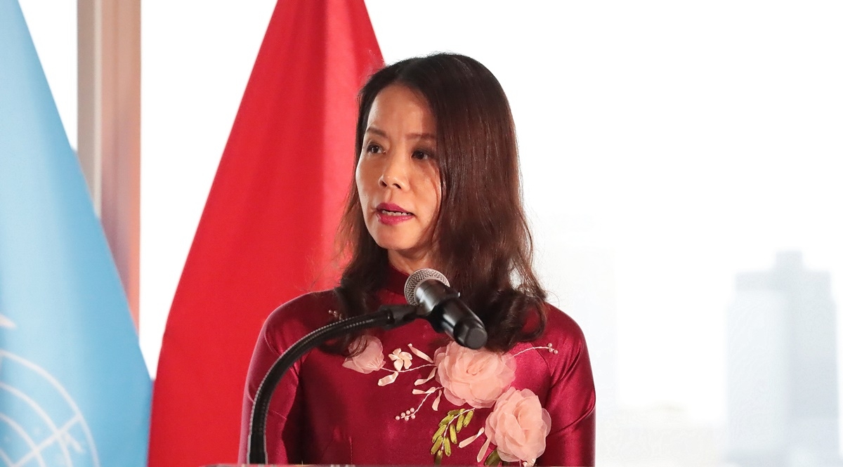 Thứ trưởng Bộ Ngoại giao Nguyễn Minh Hằng chủ trì khai mạc Triển lãm.