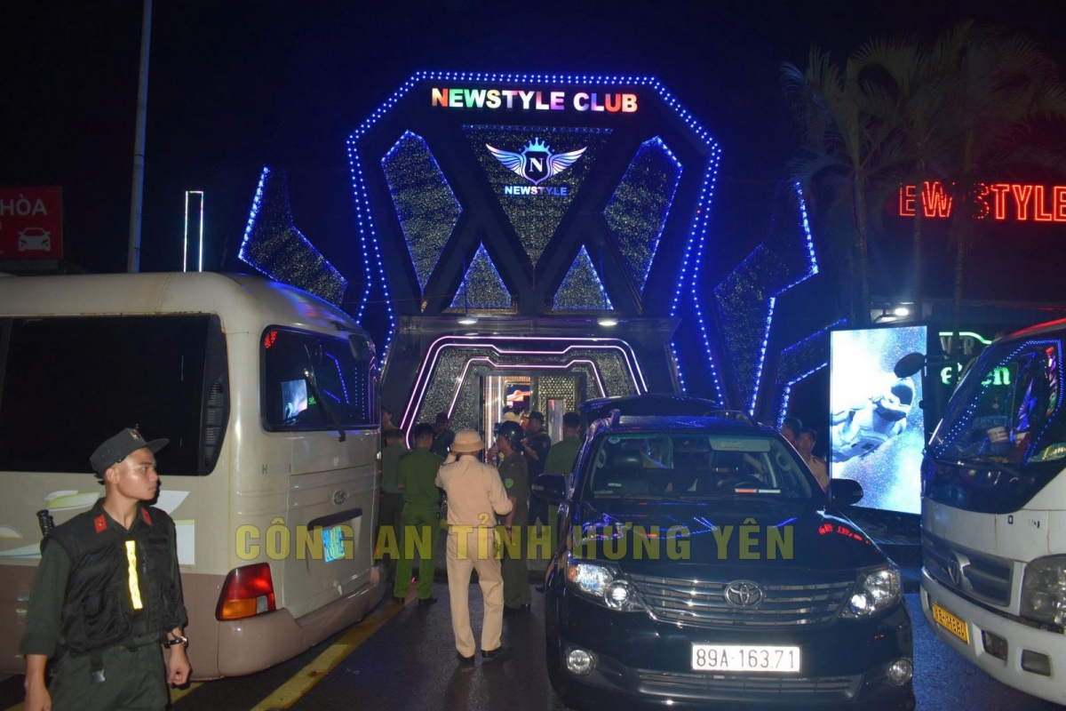 Lực lượng Công an triệt phá điểm tổ chức, chứa chấp sử dụng và tàng trữ, mua bán trái phép chất ma tuý tại cơ sở kinh doanh New Style Club. (Ảnh: Công an tỉnh Hưng Yên)