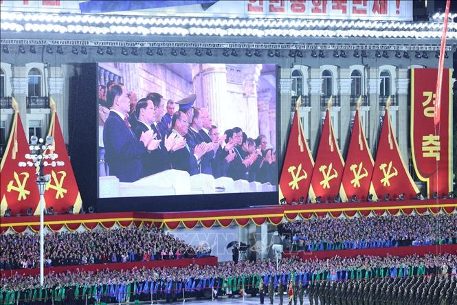 Các đại biểu tham dự buổi lễ tại Quảng trường Kim Nhật Thành ở Thủ đô Bình Nhưỡng. (Ảnh: TTXVN)