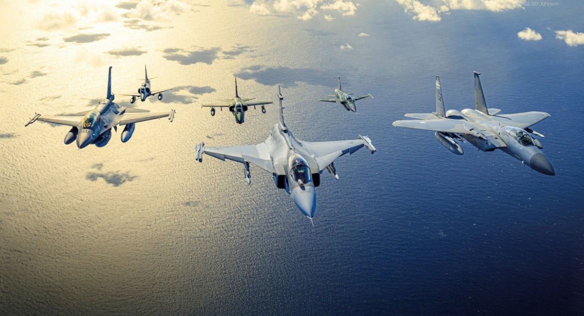 Liệu Rafale, F-15EX hay UCAV sẽ trở thành “cặp đôi hoàn hảo” với Gripen? Ảnh minh họa: Defense Express