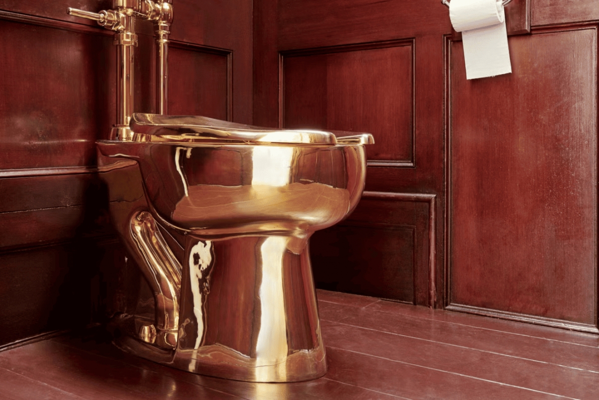 Chiếc bồn cầu vàng. Ảnh: PA