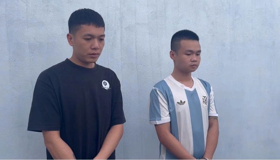 Đối tượng Nguyễn Hữu Long (áo đen) và Nguyễn Như Vương. Ảnh: Văn Hậu