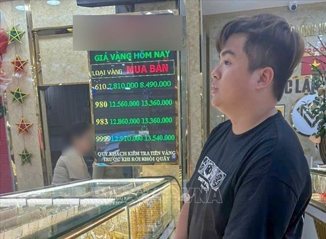 Nghi can Trần Hồng Phát được công an đưa đến nơi bán vàng trộm được. Ảnh: TTXVN phát