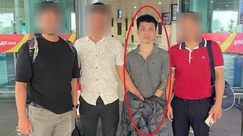 Công an phường Hồng Bàng di lý đối tượng Phạm Quang Hiệp về Hải Phòng. (Ảnh: Công an Hải Phòng)