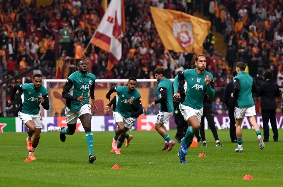 Cầu thủ 2 đội khởi động trước trận. (Ảnh: UEFA). 