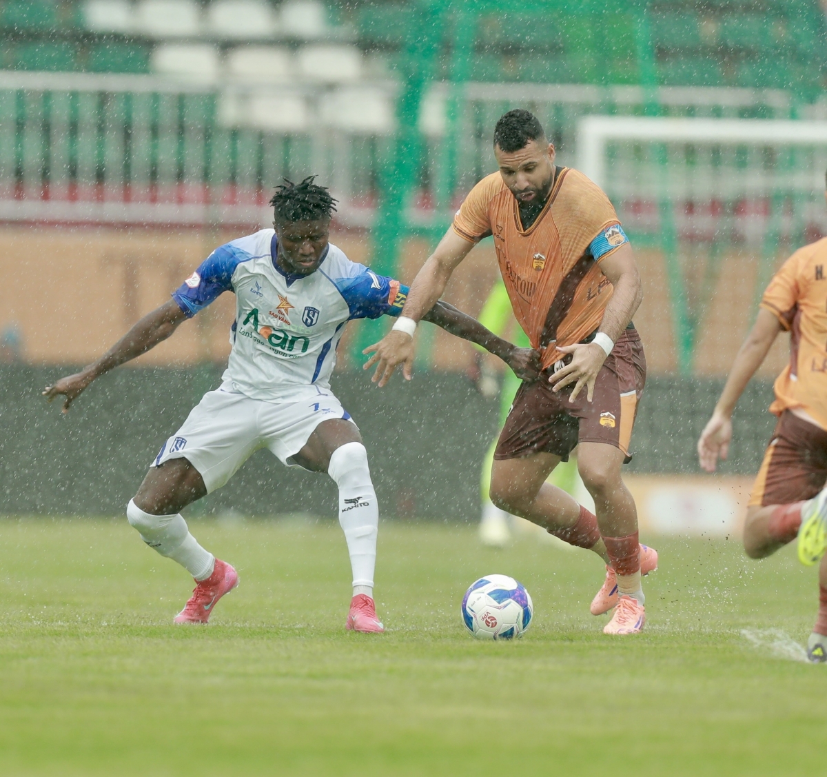 Hai đội thi đấu dưới điều kiện thời tiết không thuận lợi.