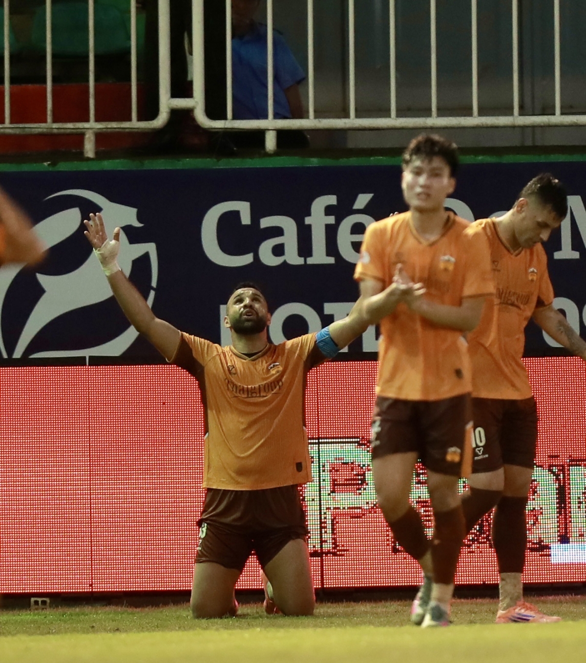 HAGL kịp thời trở lại trong cuộc đua trụ hạng.