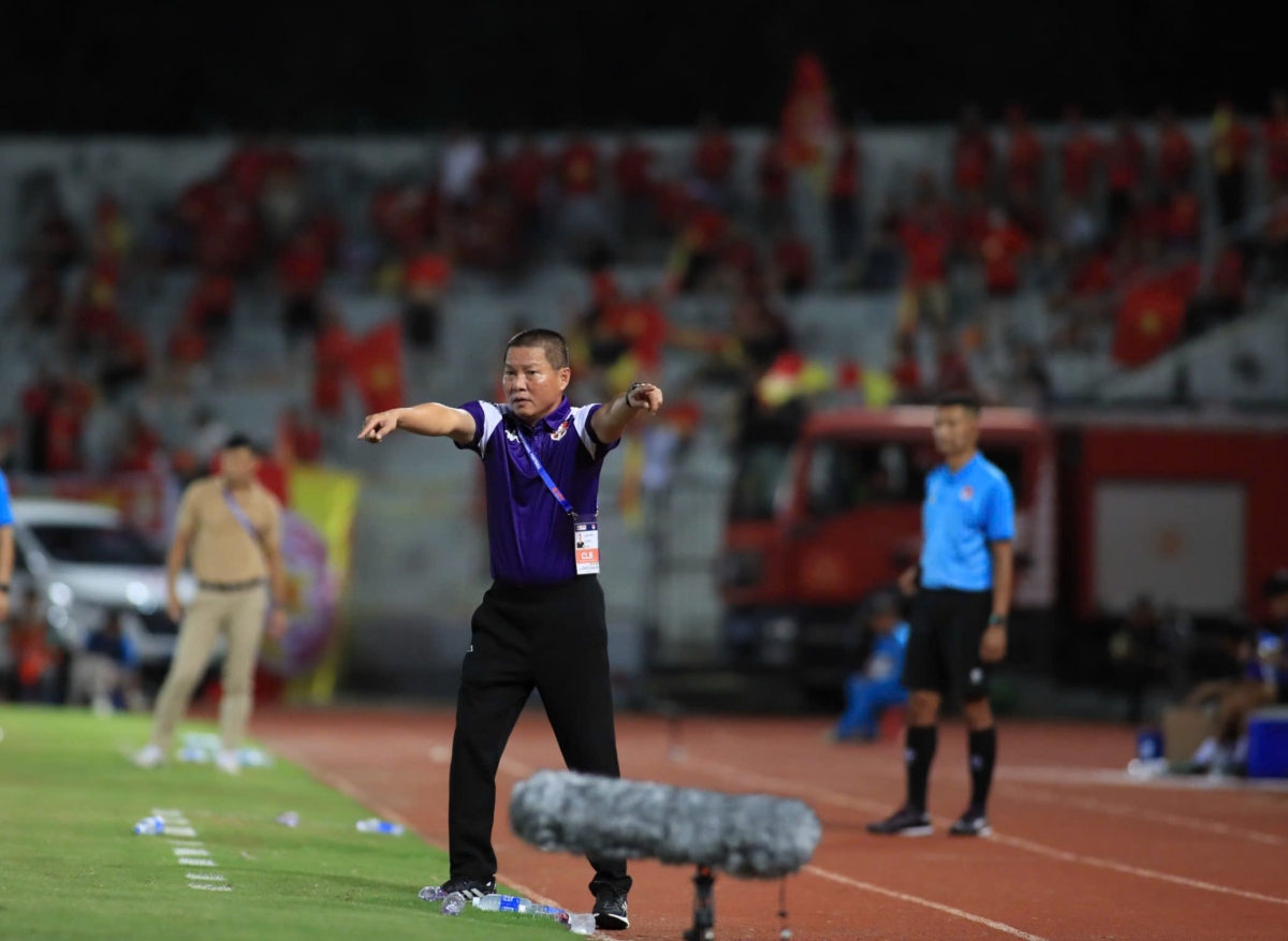 Thầy trò HLV Chu Đình Nghiêm đang có thế trận rất tốt. (Ảnh: VPF). 