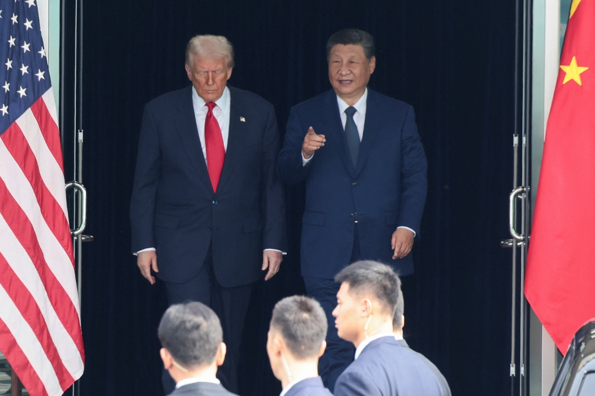 Ông Trump gặp ông Tập Cận Bình tại Hàn Quốc. Ảnh: Reuters.