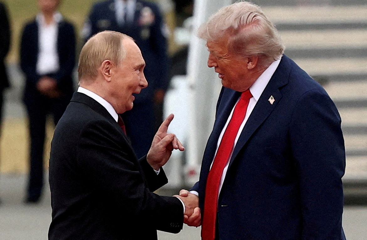 Tổng thống Nga Vladimir Putin và Tổng thống Mỹ Donald Trump trong cuộc gặp ở Alaska, ngày 15/8/2025. Ảnh: Reuters