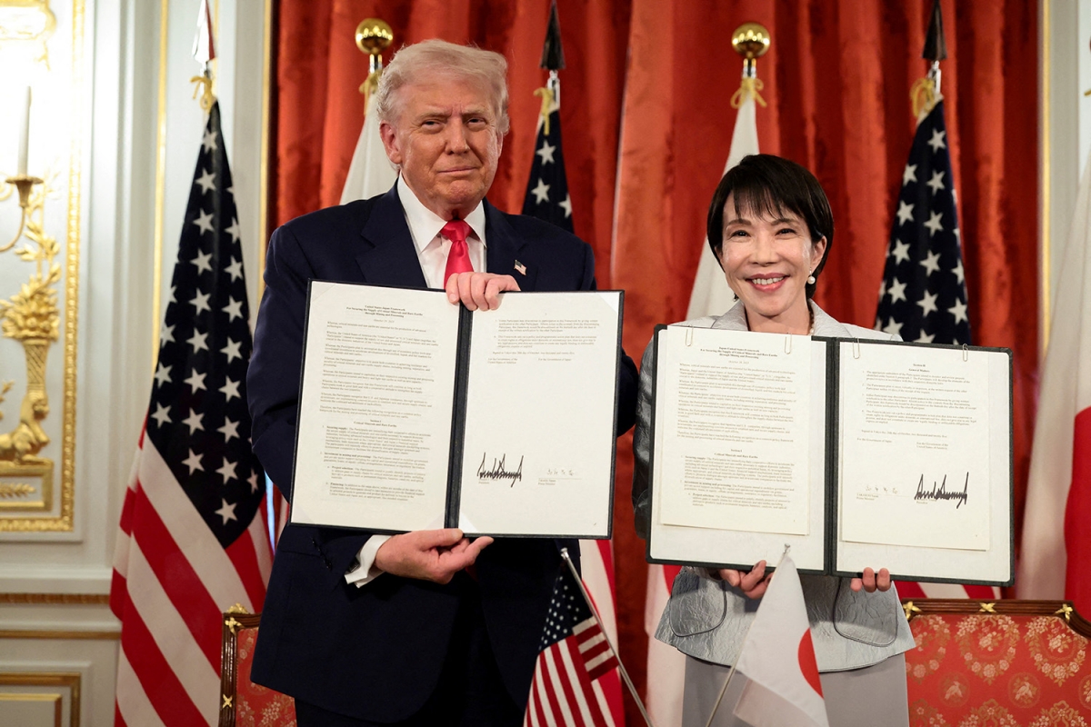 Tổng thống Mỹ Donald Trump và Thủ tướng Nhật Bản Sanae Takaichi ký văn kiện về đảm bảo nguồn cung khoáng sản quan trọng và đất hiếm, trong cuộc họp song phương tại Cung điện Akasaka, Tokyo, Nhật Bản, ngày 28/10/2025. Ảnh: Reuters
