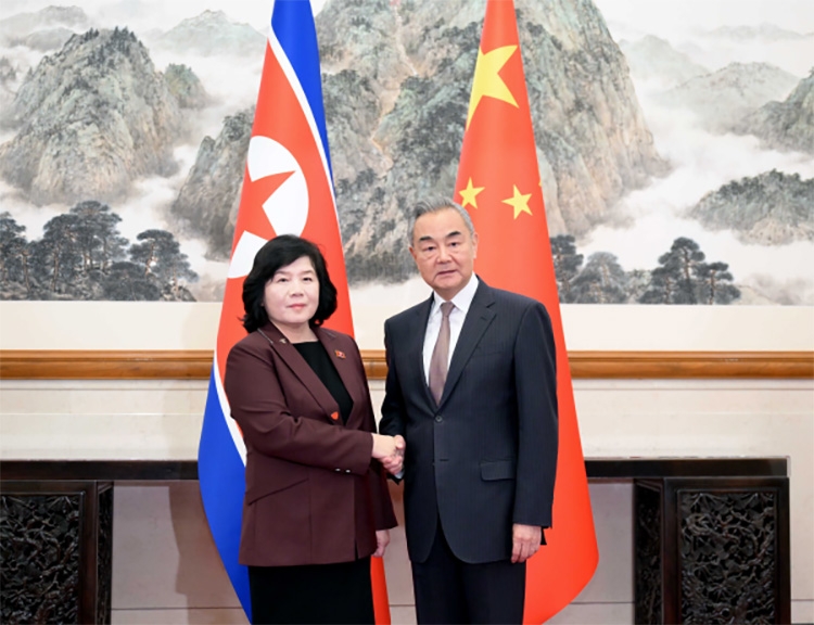 Ngoại trưởng Trung Quốc Vương Nghị và Ngoại trưởng Triều Tiên Choe Son Hui. Ảnh: Bộ Ngoại giao Trung Quốc