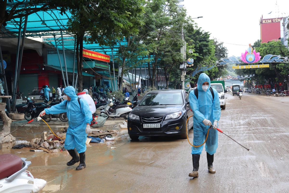 Trung tâm kiểm soát Bệnh tật tỉnh Cao Bằng tiến hành các biện pháp xử lý môi trường phòng tránh nguy cơ bùng phát dịch bệnh sau bão lũ và xử lý nguồn nước theo hướng dẫn của Bộ Y tế