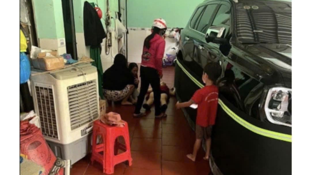  Vợ ông Thiên tử vong phía trong, bên cạnh chiếc ô tô 