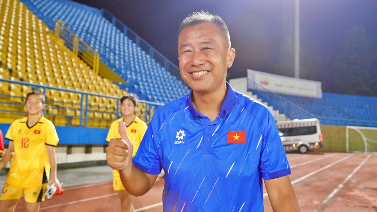 Thầy trò HLV Okiyama Masahiko hài lòng sau khi U17 nữ Việt Nam giành vé dự VCK U17 nữ châu Á 2026. (Ảnh: VFF)