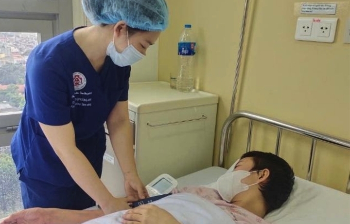 Nhân viên y tế kiểm tra sức khoẻ cho người bệnh.