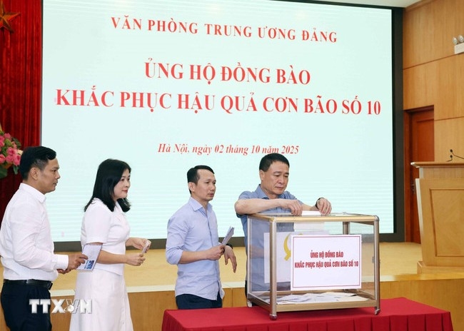 Cán bộ, nhân viên Văn phòng Trung ương ủng hộ đồng bào khắc phục hậu quả cơn bão số 10. Ảnh: Thống Nhất/TTXVN