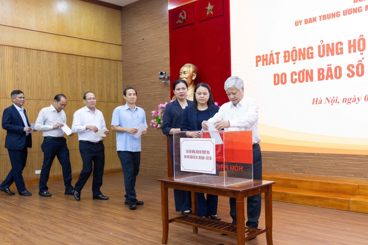 Ông Đỗ Văn Chiến và các đại biểu ủng hộ đồng bào chịu ảnh hưởng bởi cơn bão số 10