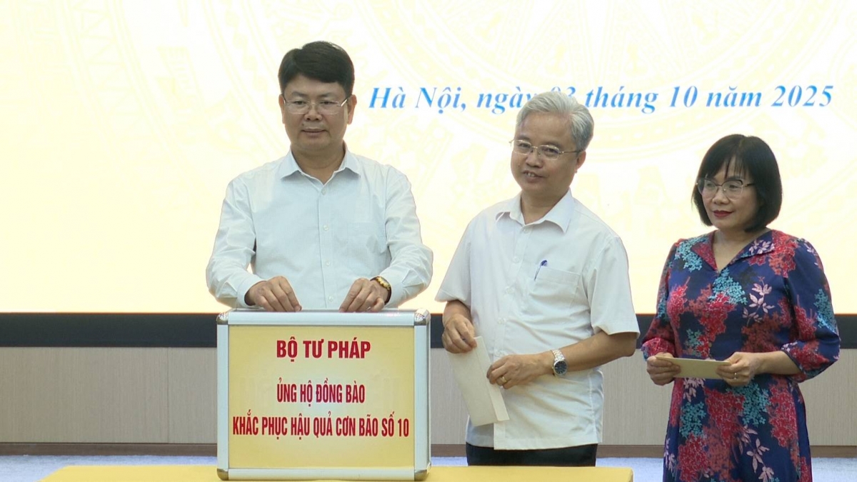 Lãnh đạo Bộ Tư pháp ủng hộ đồng bào khắc phục hậu quả bão lũ.