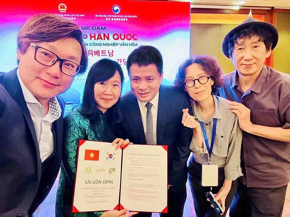 CT: Các nhà sản xuất dự án phim hợp tác Việt - Hàn “Sài Gòn Oppa” chụp ảnh cùng ông Đặng Trần Cường, Cục Trưởng Cục Điện ảnh, Bộ Văn hóa, Thể thao và Du lịch Việt Nam. (Ảnh: đơn vị cung cấp)