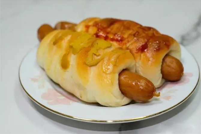 Các loại xúc xích kẹp trong bánh thường có giá thành rẻ, kém an toàn. (Ảnh: Sohu)