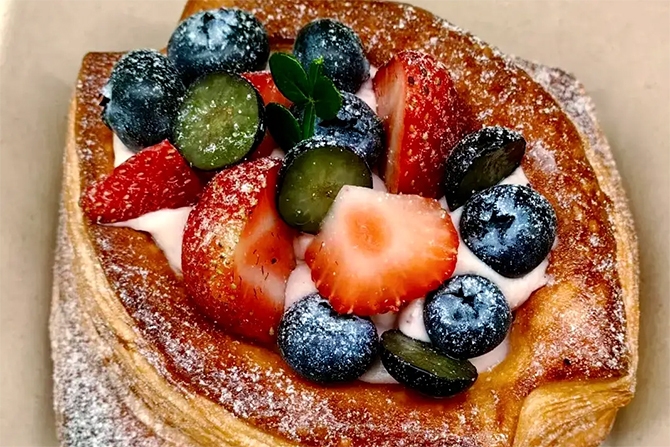 Hoa quả ẩn chứa trên lớp bánh ngọt có thể là nơi trú ngụ của vi khuẩn. (Ảnh: Sohu)