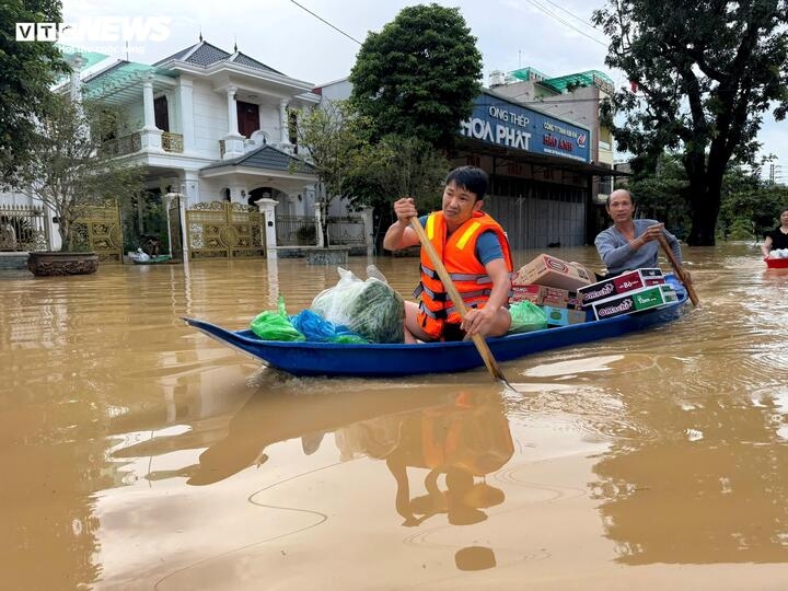 Sinh hoạt bị đảo lộn, nhiều người không kịp dự trữ, phải dùng thuyền đi mua nước sạch, thực phẩm cho những ngày sau.