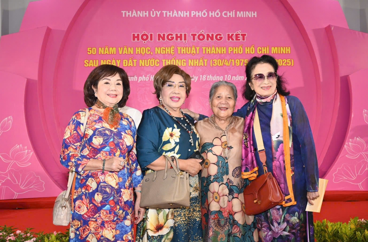 Các văn nghệ sĩ (ảnh: Q.T)