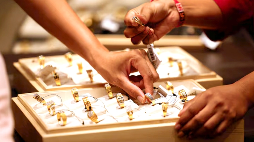 Vàng vẫn giữ vững vị thế tài sản phòng hộ hàng đầu - Ảnh minh họa: Reuters