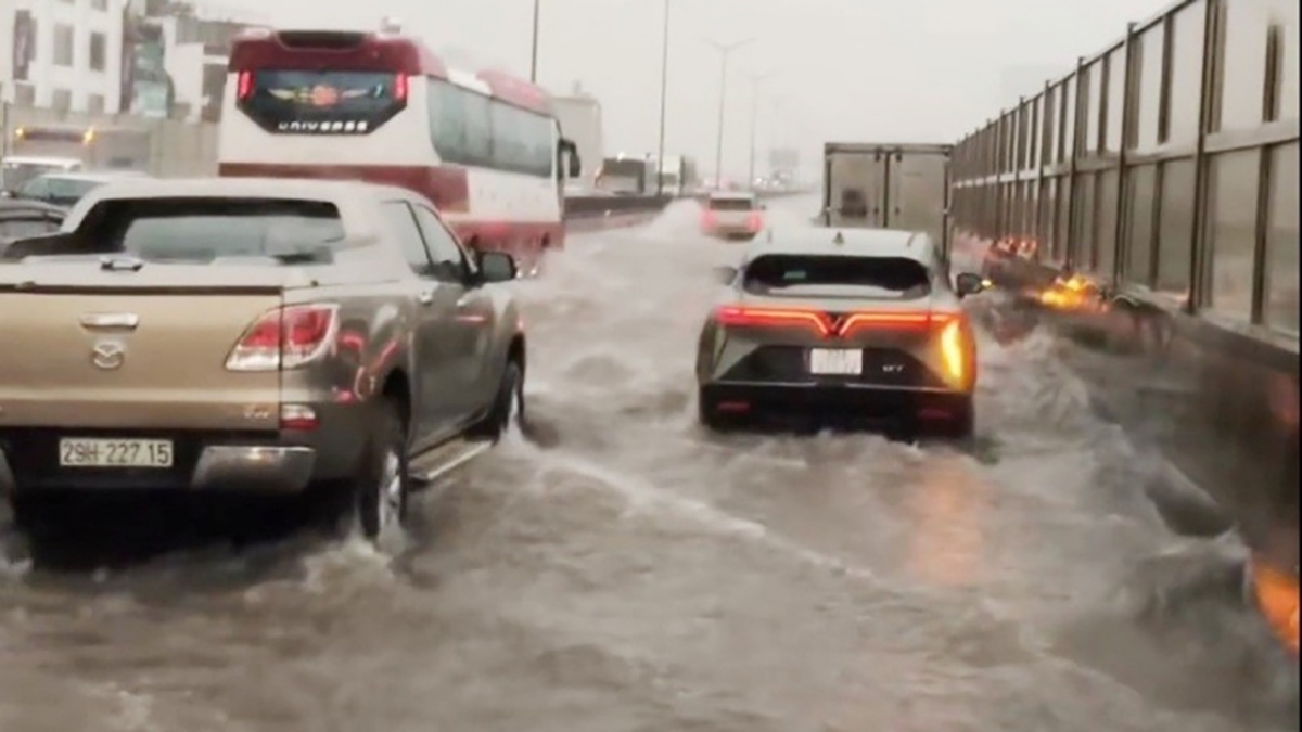 Vành đai 3 trên cao, dù trên cao vẫn chìm trong nước (Ảnh ngày 30/9: KT)