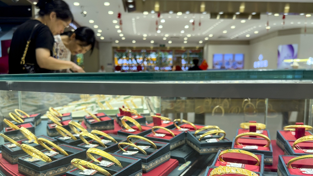 Người dân Trung Quốc lựa chọn trang sức vàng tại 1 cửa hàng ở Thượng Hải ngày 5/10/2025, trong kỳ nghỉ lễ Quốc khánh - Ảnh: VCG