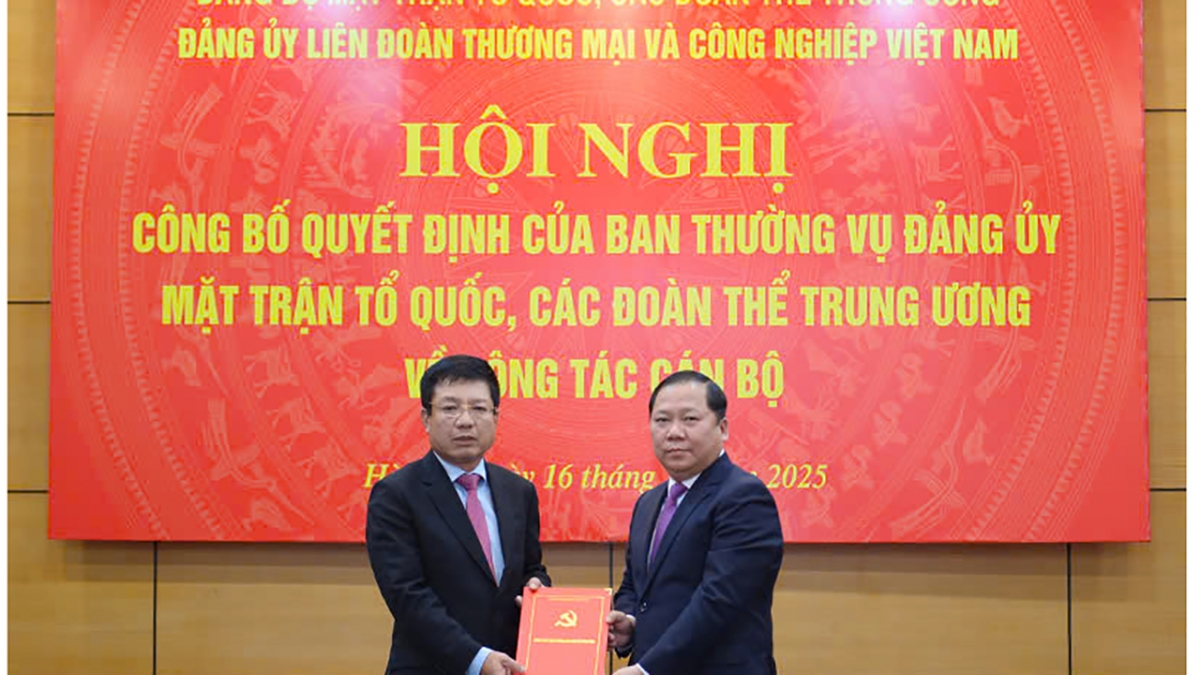 Thứ trưởng Bộ Tài chính Hồ Sỹ Hùng (bên trái) được điều động làm Bí thư Đảng ủy VCCI
Nguồn ảnh: Quốc Tuấn - Tạp chí DĐDN