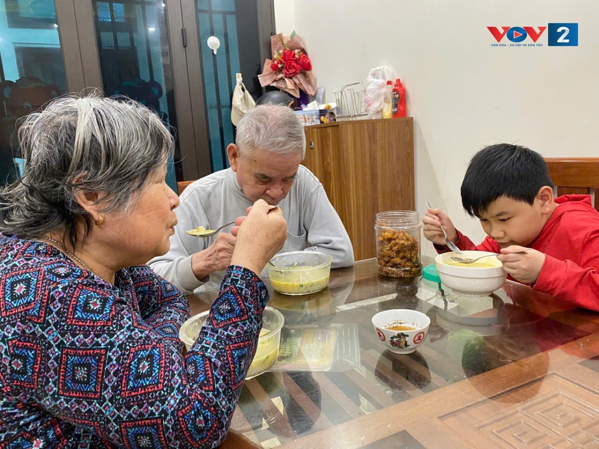 Được sống cùng con cháu là niềm mong muốn lớn nhất của người già