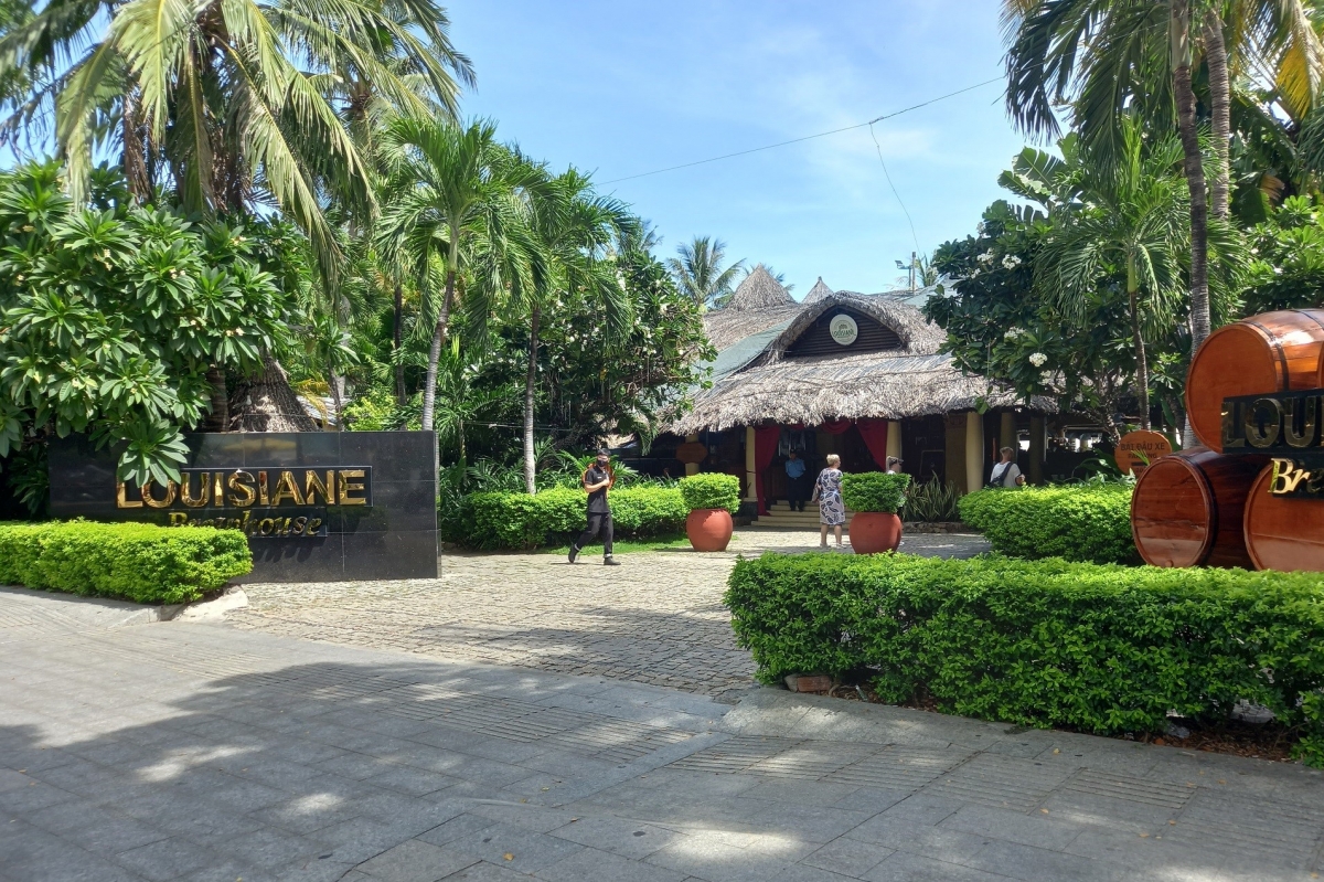 Nhà hàng Louisiane che chắn tầm nhìn ra biển Nha Trang, tỉnh Khánh Hòa
