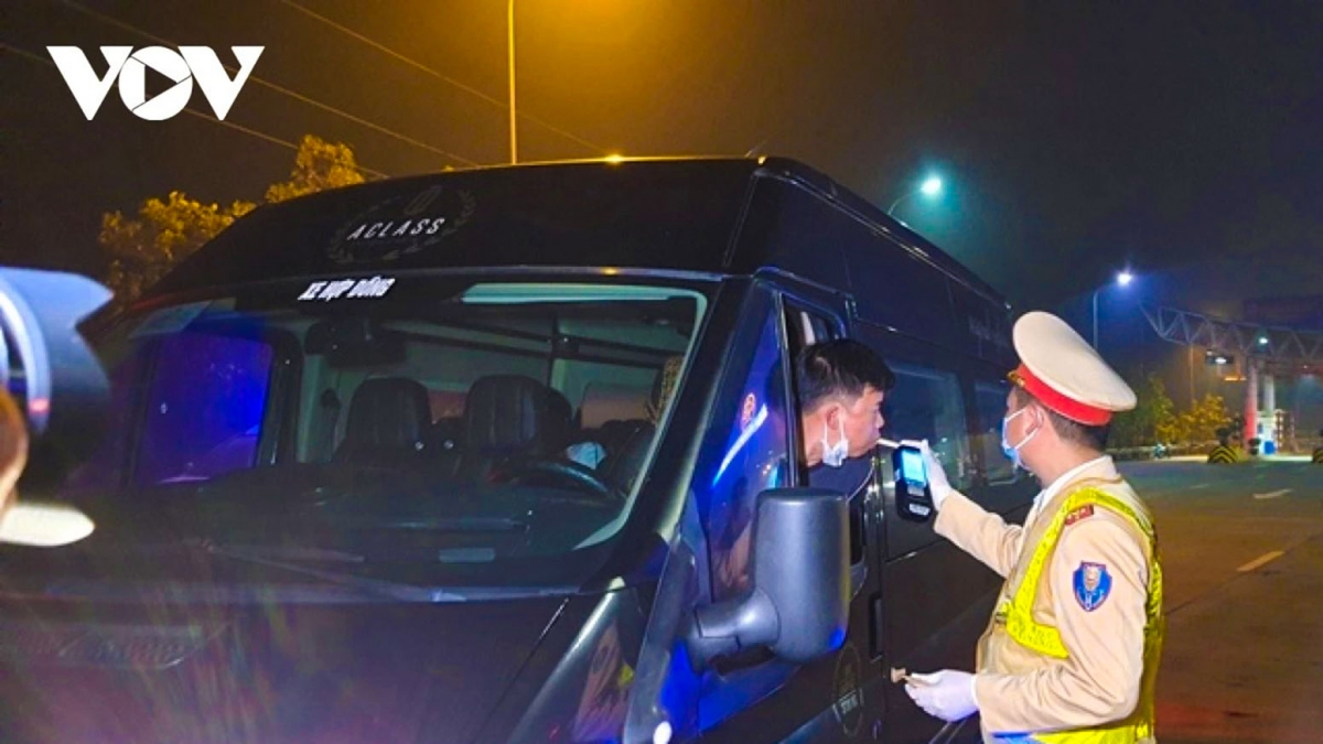Gần 2.000 tài xế vi phạm nồng độ cồn trong một tối kiểm tra 