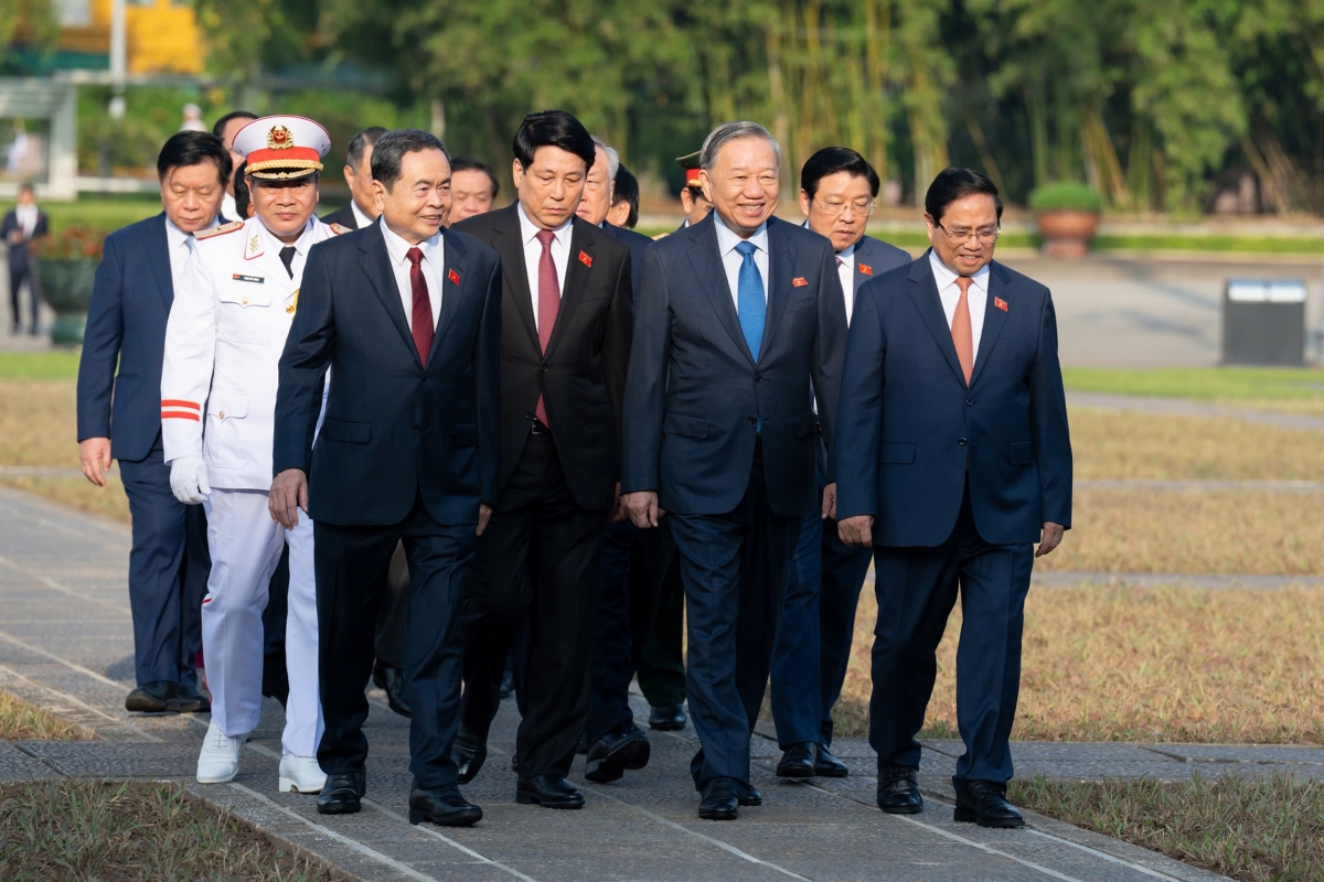 Kết thúc lễ viếng Lăng, các đại biểu quay lại Hội trường Diên Hồng để tiến hành phiên họp trù bị lúc 8h. Sau đó, phiên khai mạc chính thức của Kỳ họp thứ 10, Quốc hội khóa XV bắt đầu từ 9h sáng ngày 20/10.